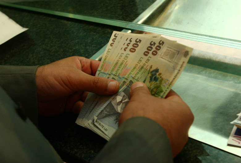 Om la ghișeu bancar, casierie, bani