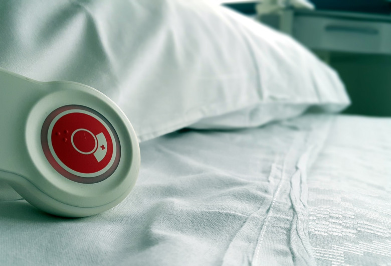 Pat de spital cu telecomandă de chemat asistenta