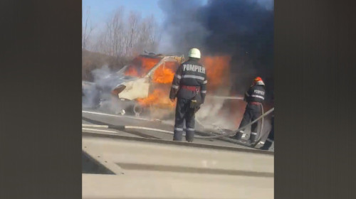 Mașină în flăcări pe A1, cu pompieri