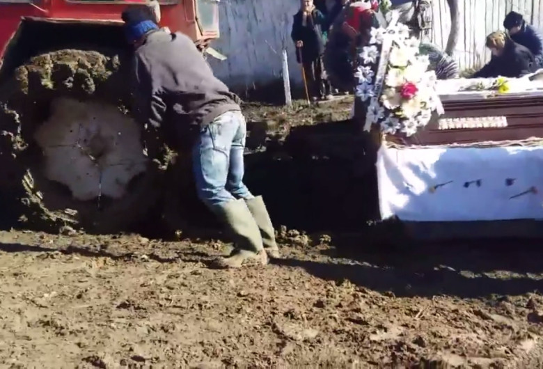Mort cărat prin noroaie