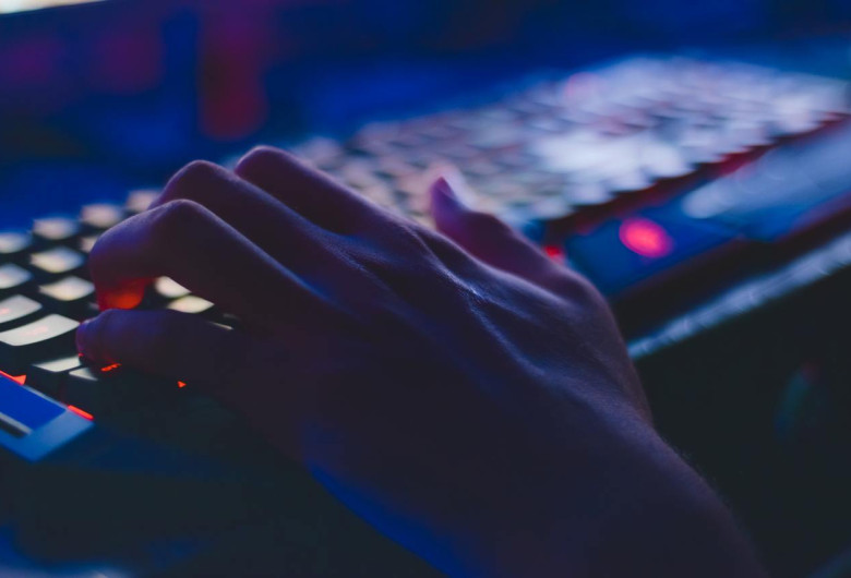 Hacker, atac cibernetic, tastatură, calculator