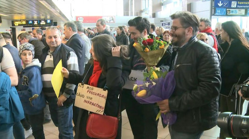 Oameni o așteaptă pe Kovesi la aeroport