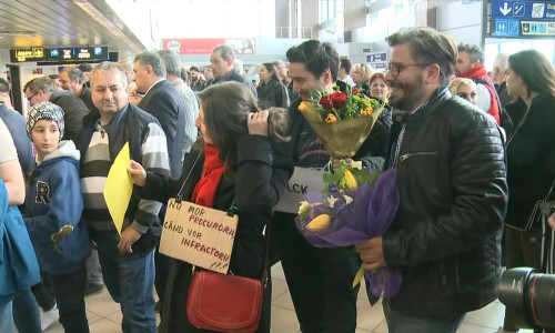 Oameni o așteaptă pe Kovesi la aeroport