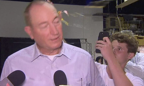 Ou spart în capul unui senator australian