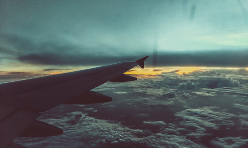 Aripă de avion în aer