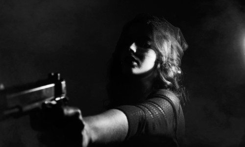 Cu pistolul în umbră, împușcă, armă