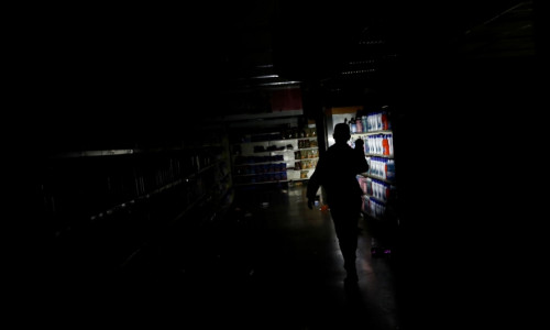 Venezuela în beznă, pană de curent, magazin în întuneric