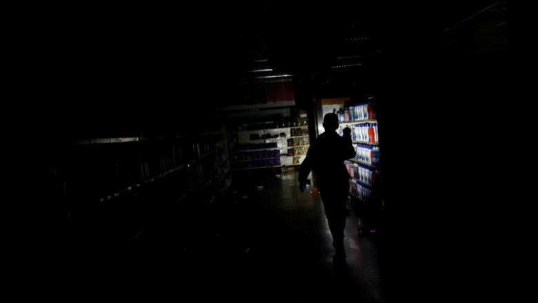 Venezuela în beznă, pană de curent, magazin în întuneric