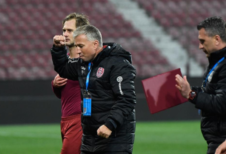 Dan Petrescu bucurându-se de victorie