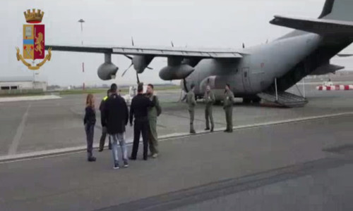 Deținuți români aduși cu avionul din Italia