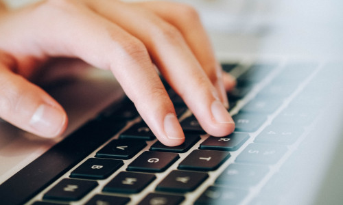 Tastează la laptop