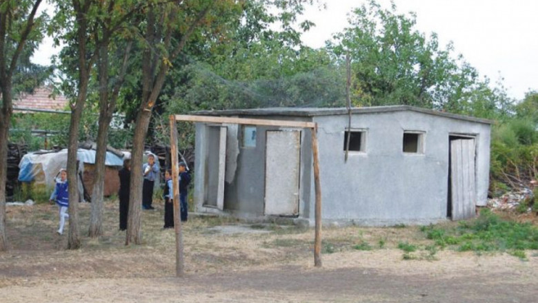 Școală cu toaleta în curte