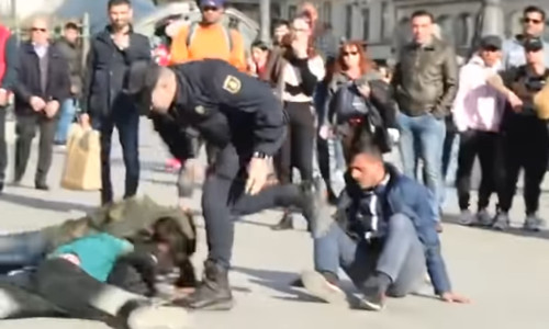 Polițist bate țigani în Madrid