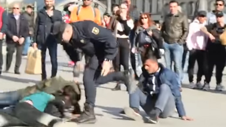 Polițist bate țigani în Madrid