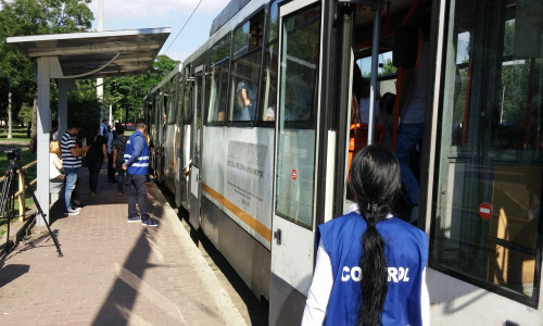 Controlori în stație STB, RATB, tramvai