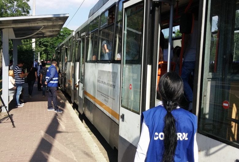 Controlori în stație STB, RATB, tramvai