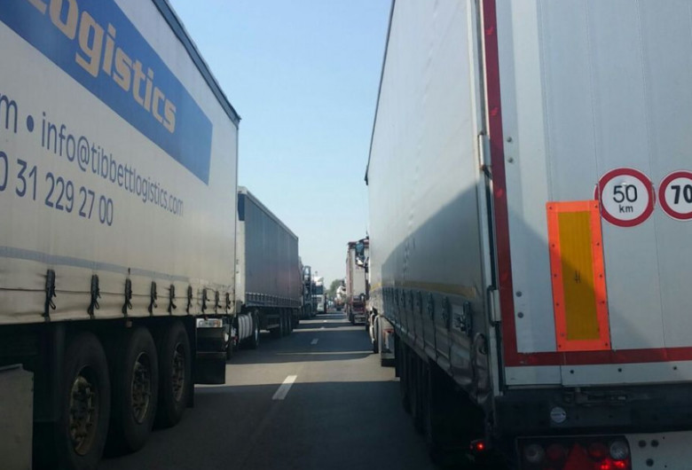 TIR-uri blocate la vamă