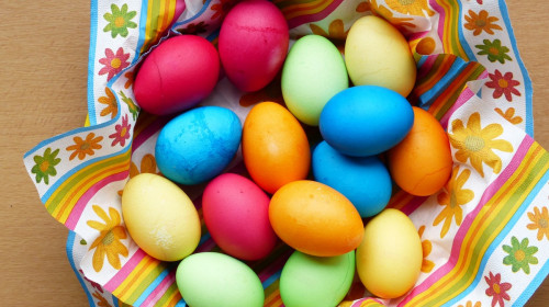 Ouă înroșite și colorate pentru Paști