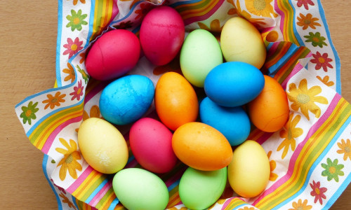 Ouă înroșite și colorate pentru Paști