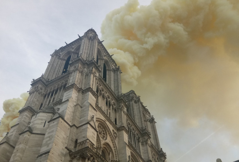Catedrala Notre Dame A Luat Foc Clădirea Veche De 850 De Ani