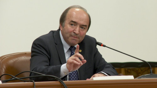 Tudorel Toader arată cu degetul