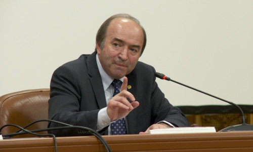 Tudorel Toader arată cu degetul