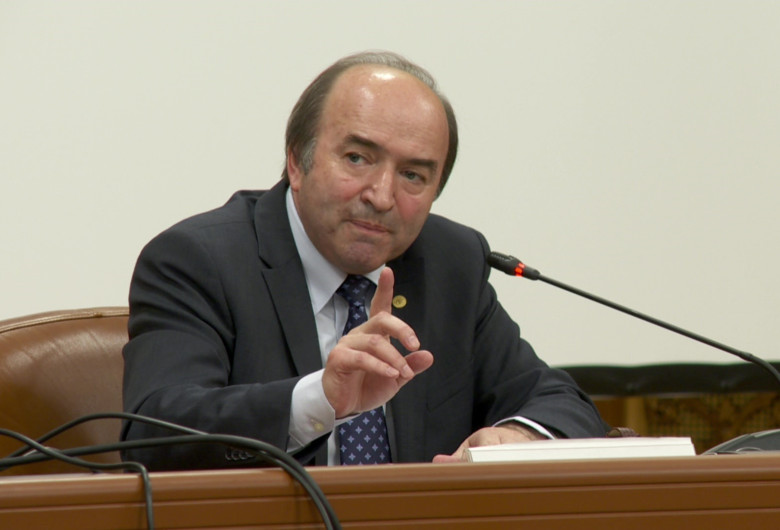 Tudorel Toader arată cu degetul