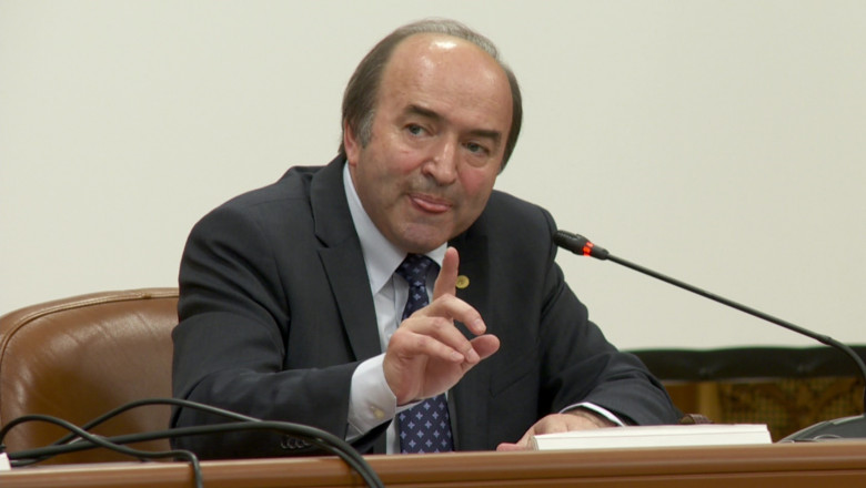 Tudorel Toader, cu limba scoasă