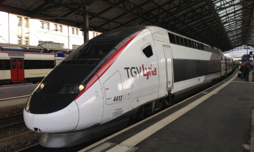 Tren TGV într-o gară din Franța