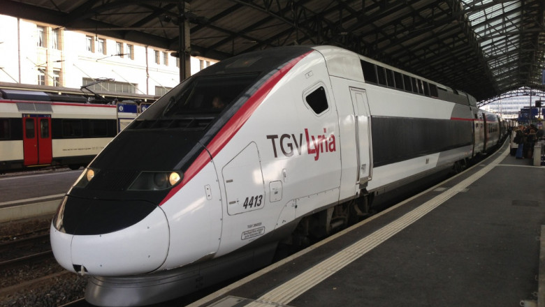 Tren TGV într-o gară din Franța
