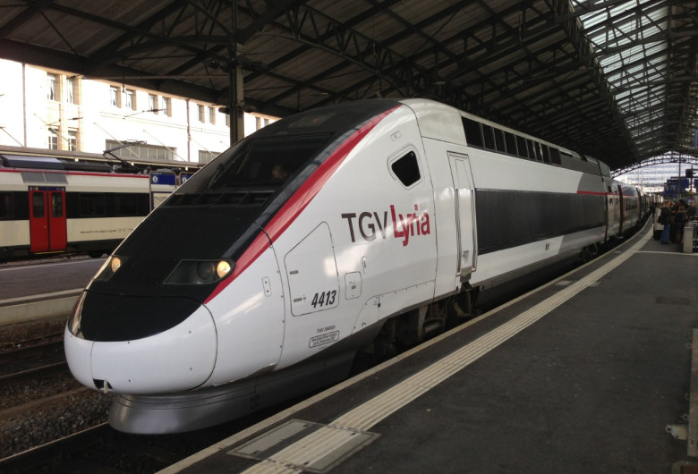 Tren TGV într-o gară din Franța