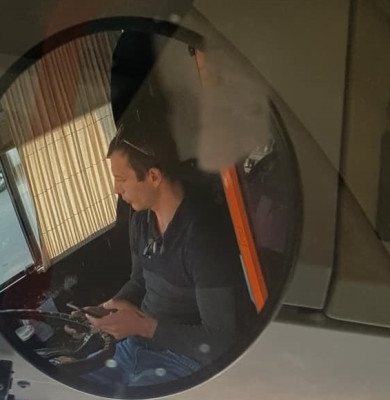 Șofer de troleibuz cu telefonul și cardul în mâini