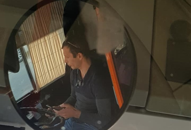 Șofer de troleibuz cu telefonul și cardul în mâini