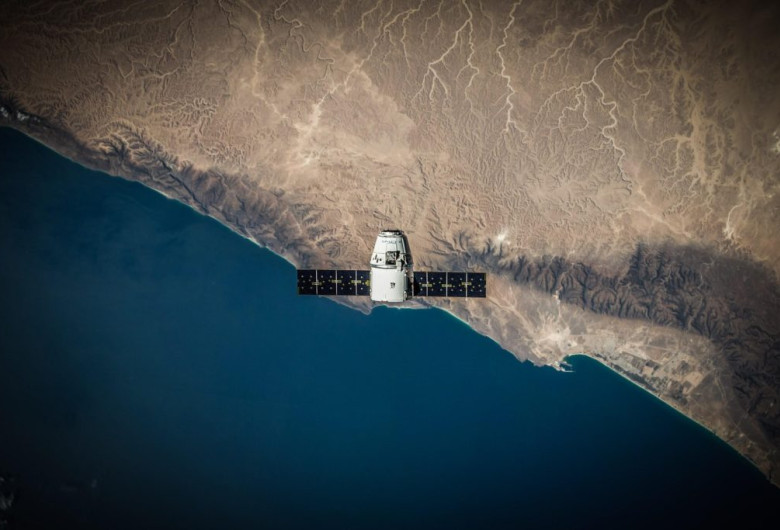 Satelit deasupra Pământului