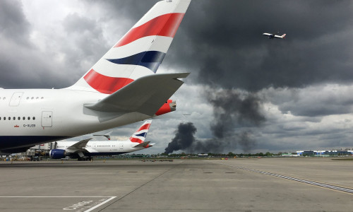 Fum negru pe Heathrow