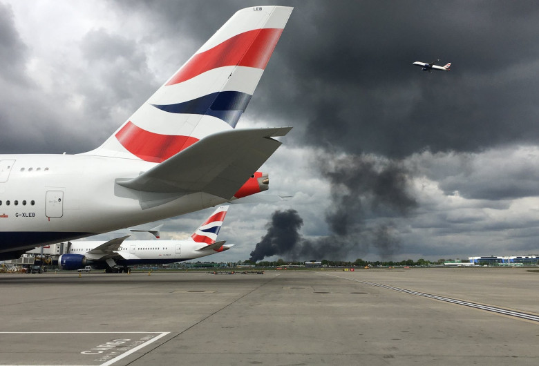 Fum negru pe Heathrow