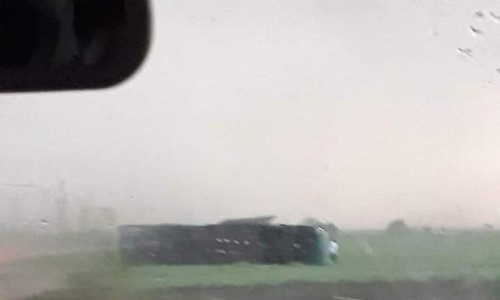 Autocar răsturnat de tornadă
