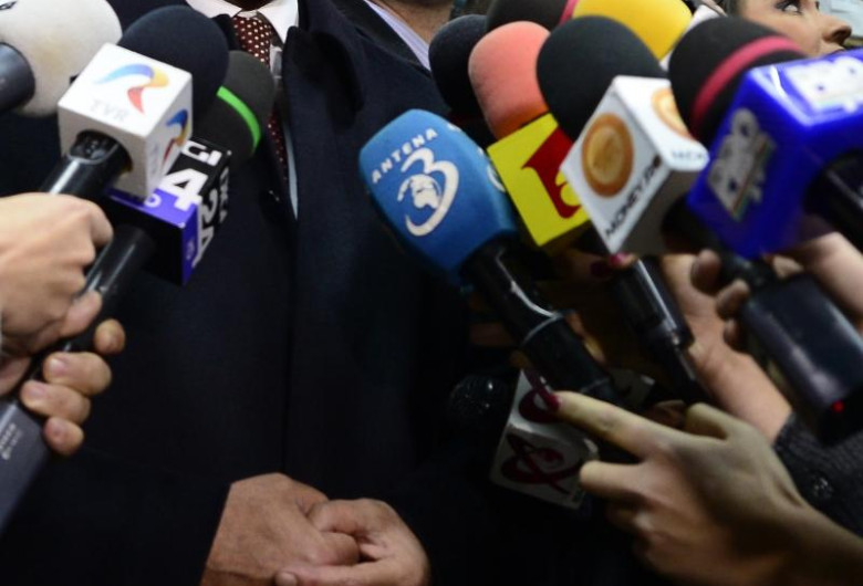 Reporteri, microfoane, jurnaliști, ziariști