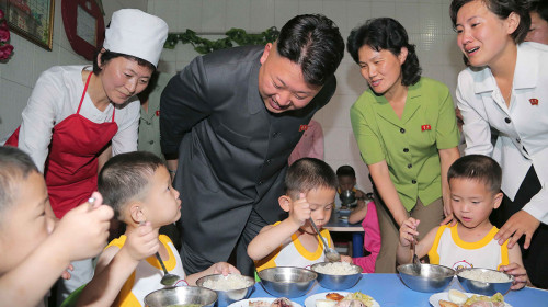 Kim Jong-un și copii mâncând