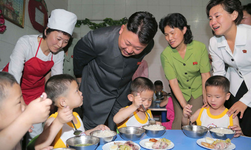 Kim Jong-un și copii mâncând