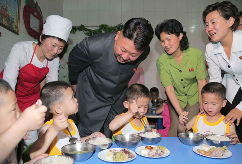 Kim Jong-un și copii mâncând
