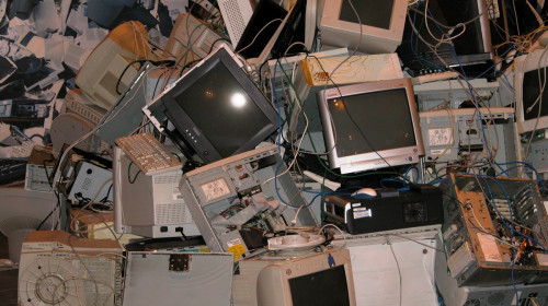 Calculatoare vechi, aparatură veche, rable, carcase, componente uzate