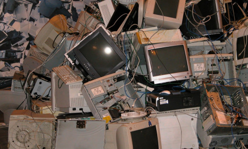 Calculatoare vechi, aparatură veche, rable, carcase, componente uzate