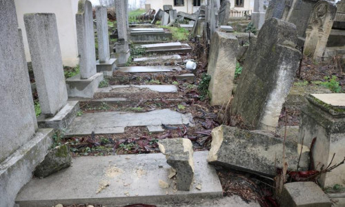 Cimitir Huși, morminte vandalizate