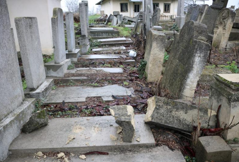 Cimitir Huși, morminte vandalizate