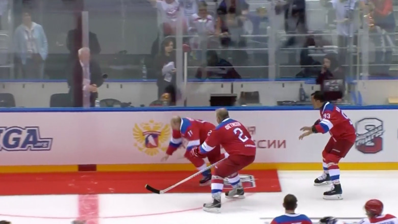 Vladimir Putin cade pe gheață, la hochei