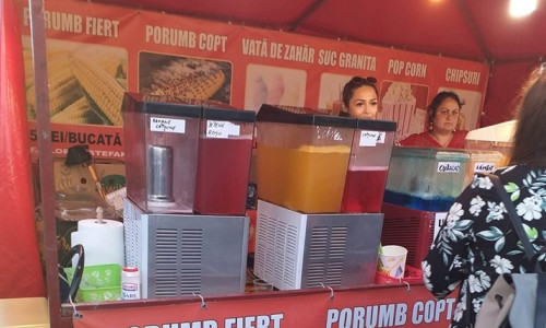 Vânzătoare de suc Granita la dozator