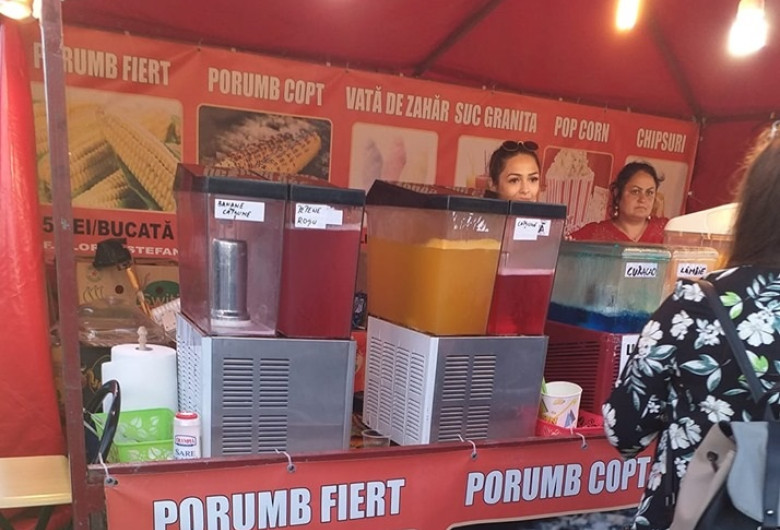 Vânzătoare de suc Granita la dozator