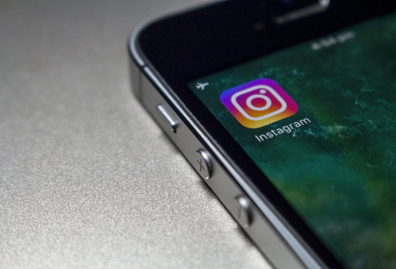 Telefon mobil cu Instagram