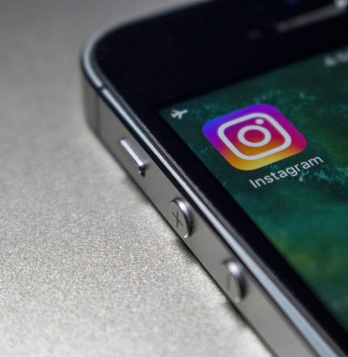 Telefon mobil cu Instagram